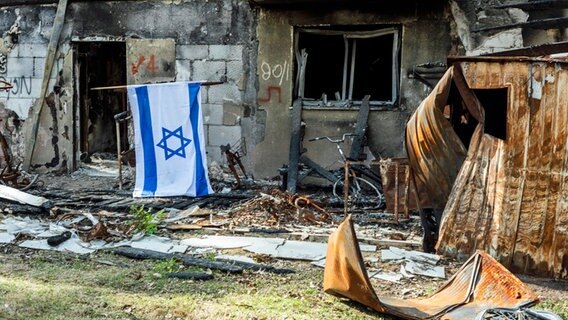 Blick auf ein zerstörtes Gebäude im Kibbutz Beeri in Israel, einem der am stärksten betroffenen Gebiete des Hamas-Überfalls am 7. Oktober 2023. © dpa Foto: Ilia Yefimovich
