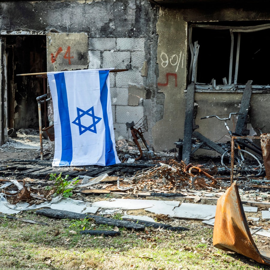 Blick auf ein zerstörtes Gebäude im Kibbutz Beeri in Israel, einem der am stärksten betroffenen Gebiete des Hamas-Überfalls am 7. Oktober 2023. © dpa Foto: Ilia Yefimovich