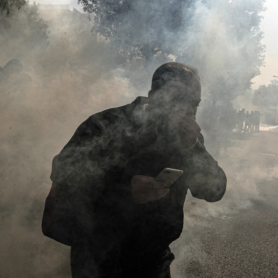 Ein libanesischer Soldat wird von Rauch eingehüllt. © dpa Foto: Marwan Naamani