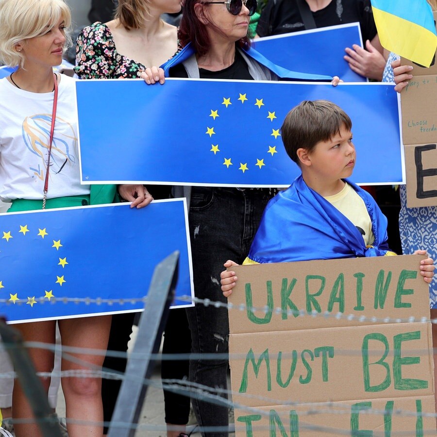 Demonstranten, die die Ukraine unterstützen, stehen mit Schildern und EU-Fahnen während einer Demonstration vor dem EU-Gipfel in Brüssel © picture alliance/dpa/AP | Olivier Matthys Foto: Olivier Matthys