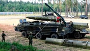 In diesem vom belarussischen Verteidigungsministerium zur Verfügung gestellten Bild, bereiten Soldaten der belarussischen Armee während einer militärischen Übung einen Raketenwerfer vor. © Uncredited/AP/Belarusian Defense Ministry via VOENTV/dpa 