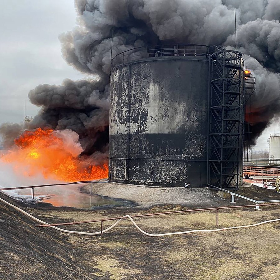 Angriff auf ein Rosneft Öldepot im russischen Belgorod nahe der ukrainischen Grenze © picture alliance Foto: Russia Emergencies Ministry