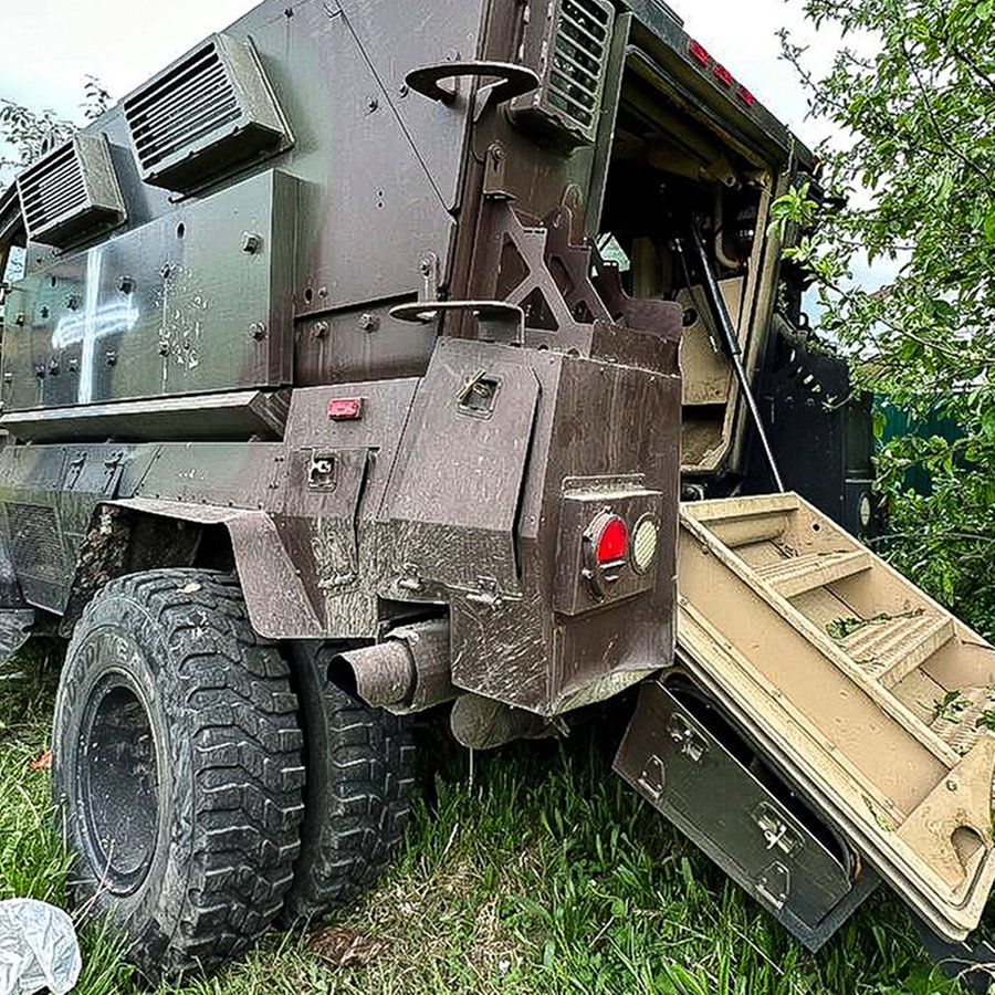 Auf diesem vom Telegrammkanal des Gouverneurs der Region Belgorod, Wjatscheslaw Gladkow, veröffentlichten Handout-Foto ist ein beschädigtes Militärfahrzeug in der westlichen Region Belgorod zu sehen. © Uncredited/Belgorod region governor Vyacheslav Gladkov telegram channel/AP 
