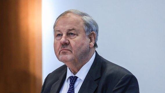 Der Steueranwalt Hanno Berger steht vor der Urteilsverkündung im Gerichtssaal. © dpa Foto: Oliver Berg
