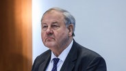 Der Steueranwalt Hanno Berger steht vor der Urteilsverkündung im Gerichtssaal. © dpa Foto: Oliver Berg