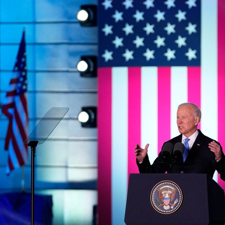 Der amerikanische Präsident Joe Biden hält eine Rede im Hof des Warschauer Königsschlosses. © picture alliance Foto: Petr David Josek