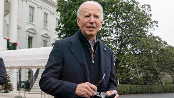 Der Präsident der USA, Joe Biden, spricht mit Journalisten, während er das Weiße Haus verlässt. © AP/dpa Foto: Manuel Balce Ceneta