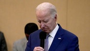 Joe Biden, Präsident von den USA, verneigt sich in einer Schweigeminute für die drei amerikanischen Soldaten, die am Sonntag, 28. Januar 2024, bei einem Drohnenangriff im Nordosten Jordaniens getötet wurden.t. © AP/dpa Foto: Jacquelyn Martin