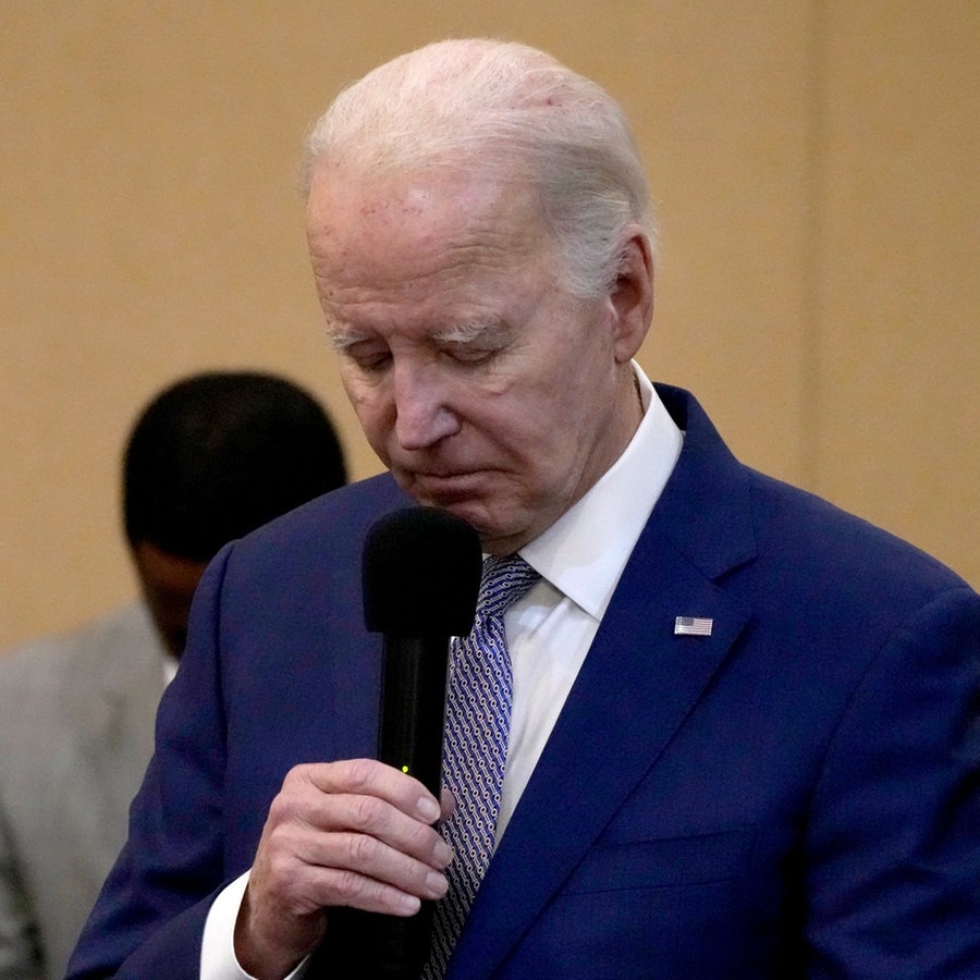 Joe Biden, Präsident von den USA, verneigt sich in einer Schweigeminute für die drei amerikanischen Soldaten, die am Sonntag, 28. Januar 2024, bei einem Drohnenangriff im Nordosten Jordaniens getötet wurden.t. © AP/dpa Foto: Jacquelyn Martin