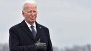 US-Präsident Joe Biden erweist den drei Soldaten, die bei einem Drohnenangriff in Jordanien durch vom Iran unterstützte Kämpfer getötet wurden, auf der Dover Air Force Base in Dover die letzte Ehre. © Zuma Press/dpa Foto: Kyle Mazza