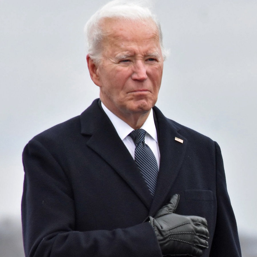 US-Präsident Joe Biden erweist den drei Soldaten, die bei einem Drohnenangriff in Jordanien durch vom Iran unterstützte Kämpfer getötet wurden, auf der Dover Air Force Base in Dover die letzte Ehre. © Zuma Press/dpa Foto: Kyle Mazza