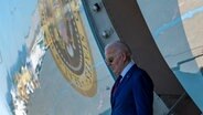 Der Präsident der USA, Joe Biden, steigt aus der Air Force One auf dem Seattle-Tacoma International Airport. © AP Foto: Alex Brandon