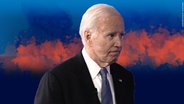 US-Präsident Joe Biden verlässt während einer Werbepause die Bühne während einer Präsidentschaftsdebatte mit dem republikanischen Präsidentschaftskandidaten Trump. © picture alliance Foto: Gerald Herbert