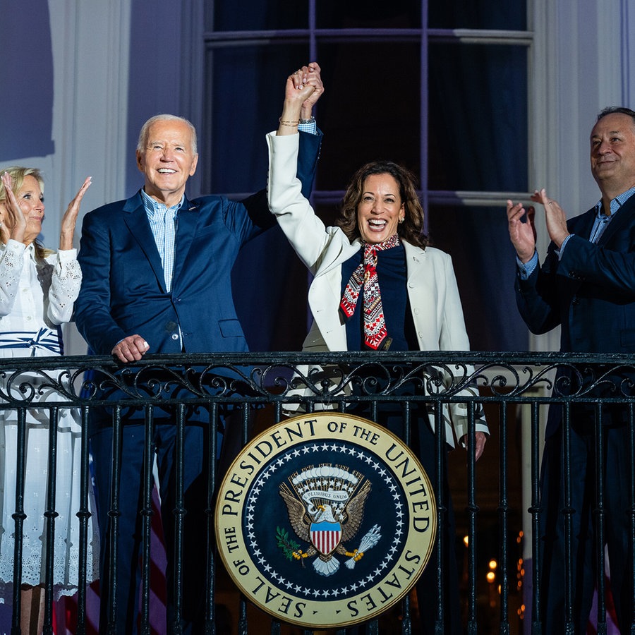 Präsident Joe Biden und Vize-Präsidentin Kamala Harris halten auf dem Balkon des weißen Hauses gemeinsam ihre Hand hoch. © The NewYorkTimes/Redux Foto: ERIC LEE