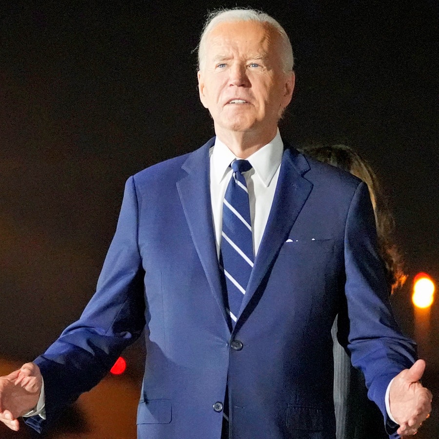 US-Präsident Joe Biden spricht mit Reportern auf dem Luftwaffenstützpunkt Andrews nach der Freilassung von US-Amerikanern im Rahmen eines Gefangenenaustauschs mit Russland. © AP/dpa Foto: Alex Brandon