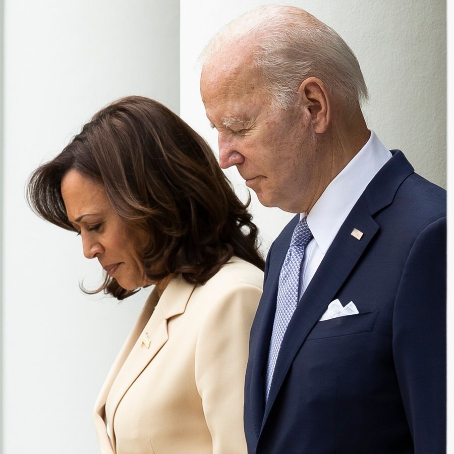 Joe Biden und Kamala Harris bei einem gemeinsamen Auftritt in Washington am 1.5.2023. © picture alliance Foto: Michael Reynolds