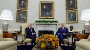 Der Präsident der USA, Joe Biden (rechts), empfängt den Bundeskanzler von Deutschland, Olaf Scholz (SPD, links), im Oval Office des Weißen Hauses in Washington. © AP Foto: Susan Walsh