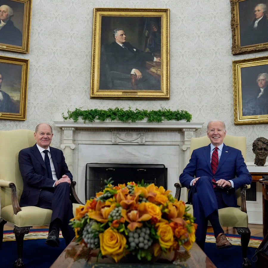 Der Präsident der USA, Joe Biden (rechts), empfängt den Bundeskanzler von Deutschland, Olaf Scholz (SPD, links), im Oval Office des Weißen Hauses in Washington. © AP Foto: Susan Walsh