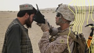 Ein US-Soldat erfasst in Afghanistan biometrische Daten. © Imago Images 
