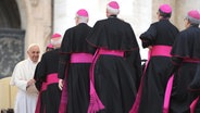 Bischöfe stehen Schlange zur Begrüßung durch Papst Franziskus. © picture alliance / dpa | Maurizio Brambatti Foto: Maurizio Brambatti