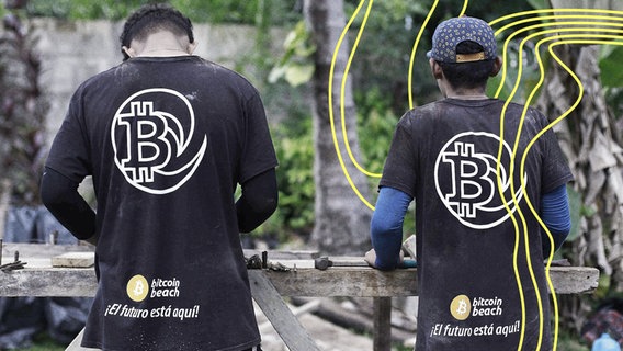 Zwei junge Männer mit Bitcoin-Shirts von hinten in El Salvador. © IMAGO Foto: Miguel Lemus