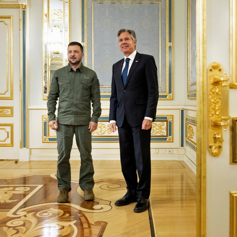 Der Präsident der Ukraine, Wolodymyr Selenskyj (links), begrüßt Außenminister der USA, Antony Blinken (rechts), zu einem Treffen im Präsidentenpalast in Kiew (Ukraine). © Pool AFP/AP/dpa Foto: Brendan Smialowski