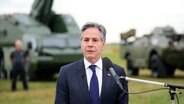 US-Außenminister Antony Blinken spricht über die tschechischen Verteidigungsfähigkeiten am Flughafen Prag-Kbely in Prag vor Beginn des zweitägigen Nato-Außenministertreffens. © AP POOL/dpa Foto: Petr David Josek