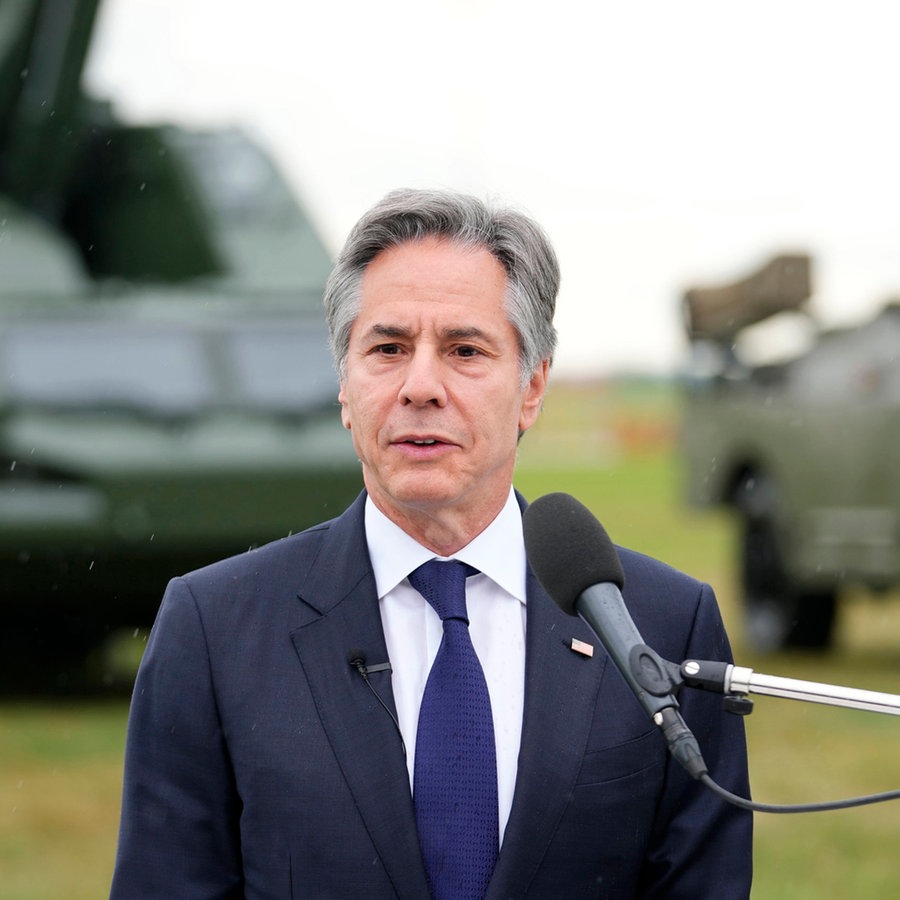 US-Außenminister Antony Blinken spricht über die tschechischen Verteidigungsfähigkeiten am Flughafen Prag-Kbely in Prag vor Beginn des zweitägigen Nato-Außenministertreffens. © AP POOL/dpa Foto: Petr David Josek