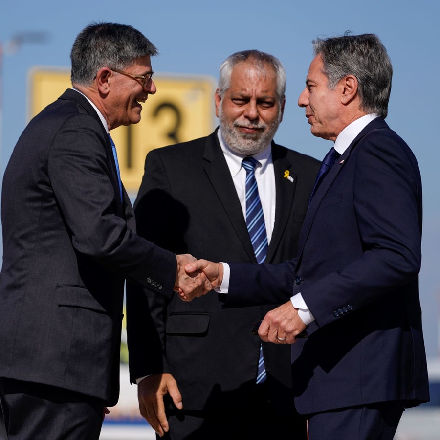 Der US-Außenminister Antony Blinken wird am Flughafen von Tel Aviv von dem amerikanischen Botschafter Jack Lew  empfangen. © picture alliance / ASSOCIATED PRESS | Nathan Howard Foto: Nathan Howard