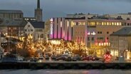 Die Innenstadt der norwegischen Stadt Bodö in adventlicher Stimmung am Wasser. © Hinrich Bäsemann Foto: Hinrich Bäsemann