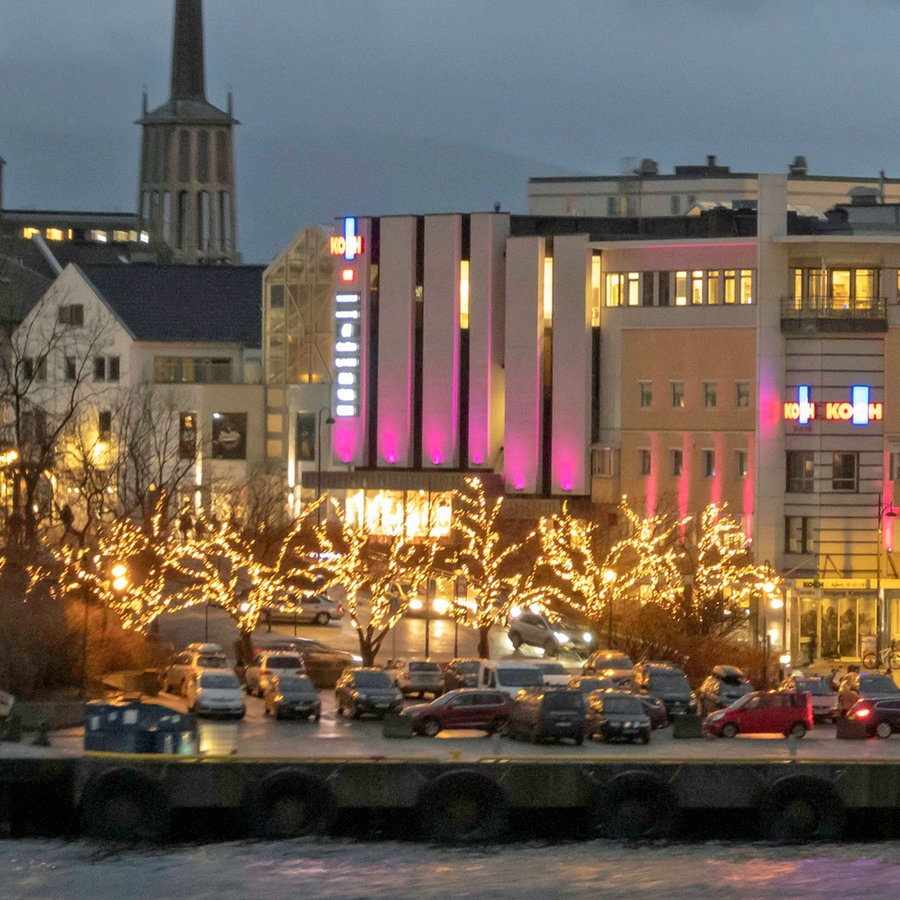 Die Innenstadt der norwegischen Stadt Bodö in adventlicher Stimmung am Wasser. © Hinrich Bäsemann Foto: Hinrich Bäsemann