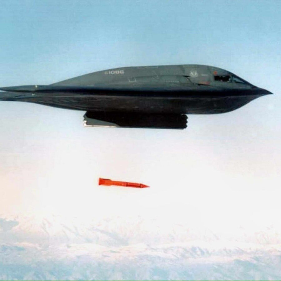Ein B2 Bomber wirft eine Rakete ab. © picture alliance 