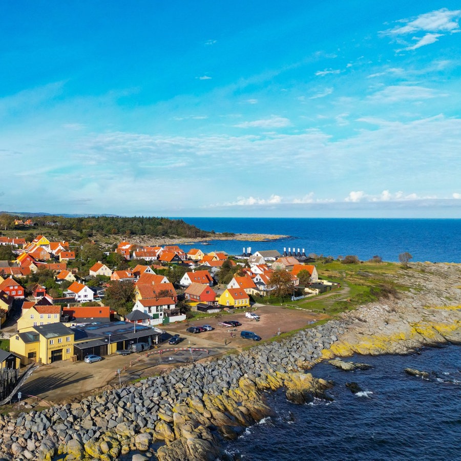 Stadtansicht von Svaneke, eine Kleinstadt am nordöstlichen Rand der dänischen Ostseeinsel Bornholm (Luftaufnahme mit einer Drohne). © picture alliance Foto: Patrick Pleul