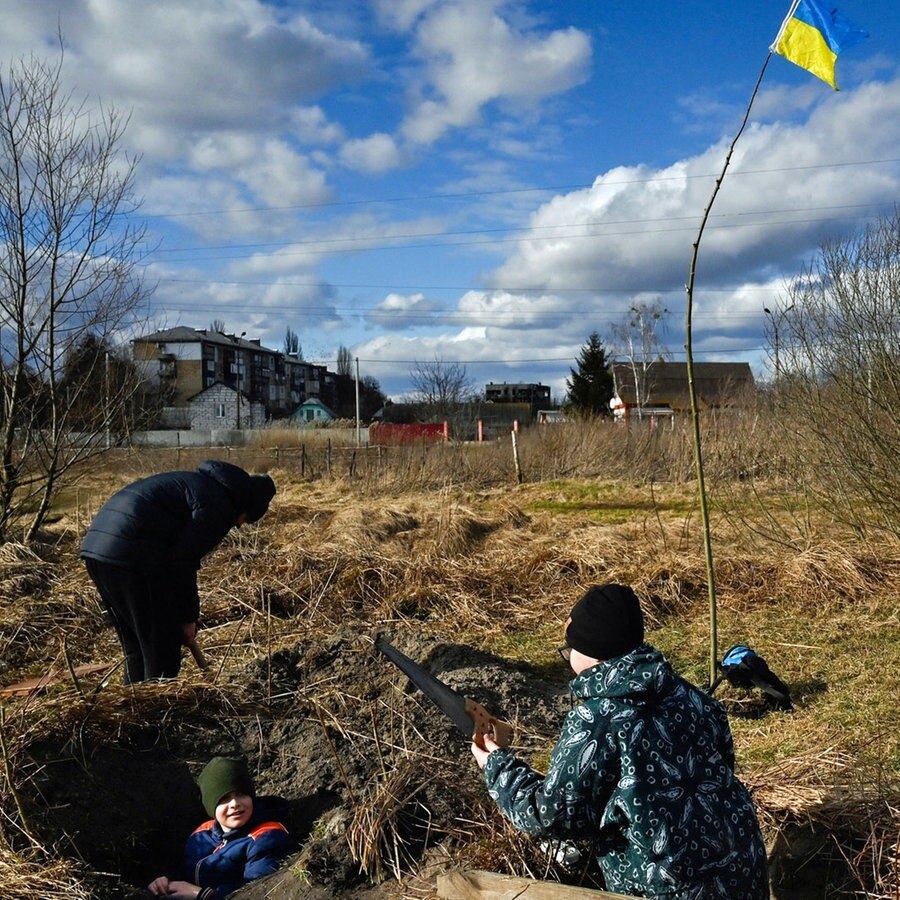 Kinder graben sich ein Loch, während sie in Borodjanka, nordwestlich der ukrainischen Hauptstadt Kiew, inmitten der russischen Invasion Krieg spielen. © SOPA Images via ZUMA Press Wire/dpa Foto: Sergei Chuzavkov