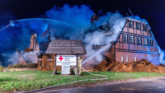 Brand in einem Hotel in Groß Strömkendorf, in dem Geflüchtete aus der Ukraine untergebracht waren © Jens Büttner/dpa Foto: Jens Büttner/dpa