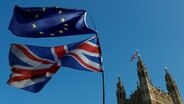 Eine Flagge von Großbritannien und eine Flagge der europäischen Union hängen nebeneinander. © picture alliance/AP Photo Foto: Alastair Grant
