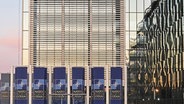 Mehrere Embleme der NATO sind neben dem NATO-Hauptquartier in Brüssel zu sehen © Zur redaktionellen Verwendung Foto: Anna Ross