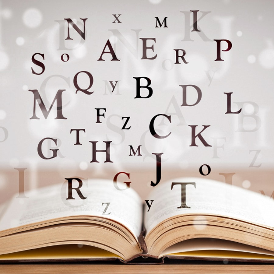 Buchstaben fliegen aus einem offenem Buch. © fotolia Foto: ra2 studio