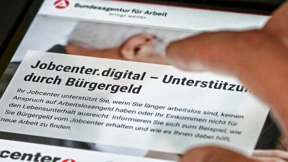 Auf einem Tablet ist eine Website für einen Antrag auf Bürgergeld zu sehen. © dpa Foto: Jens Kalaene