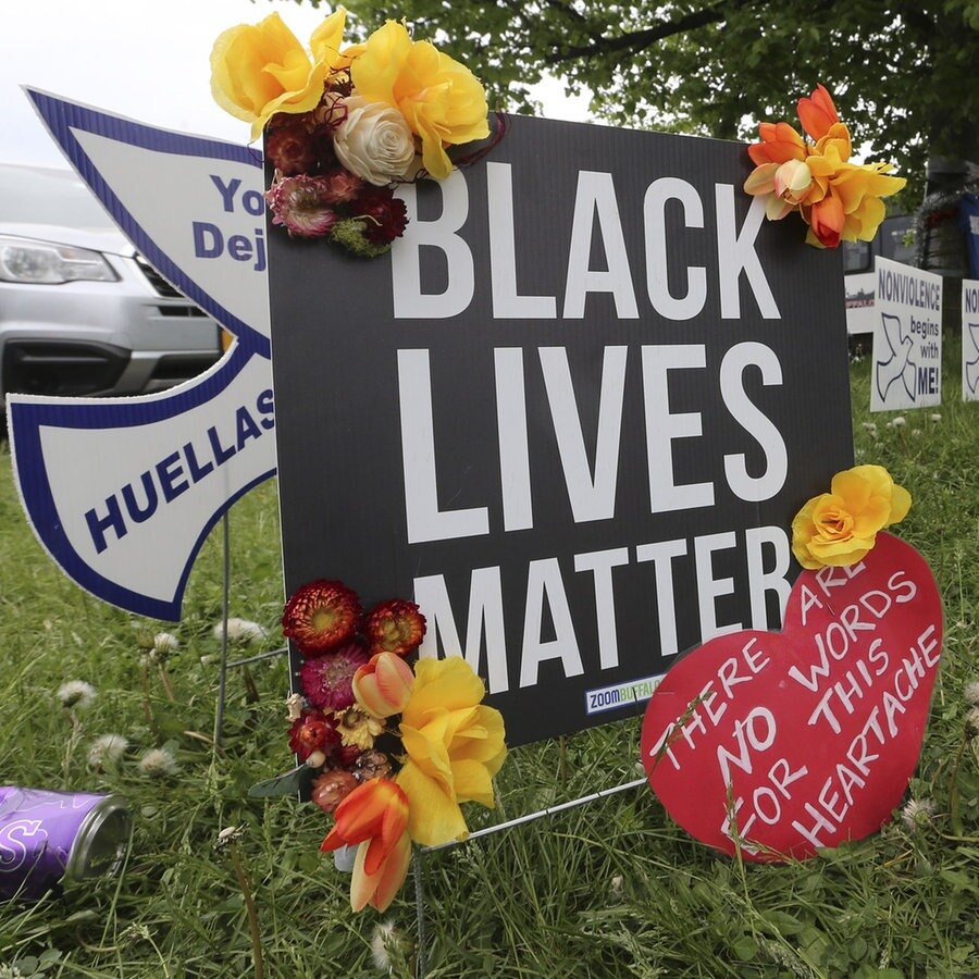 Ein Schild "Black Lives Matter" in der Nähe des Tatorts in Buffalo nach einer Schießerei mit zehn Toten. © picture alliance Foto: / Aaron