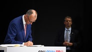 Friedrich Merz unterzeichnet den
Koalitionsvertrag zwischen CDU, CSU und SPD zur Bildung einer neuen Bundesregierung. © picture alliance Foto: Bernd von Jutrczenka