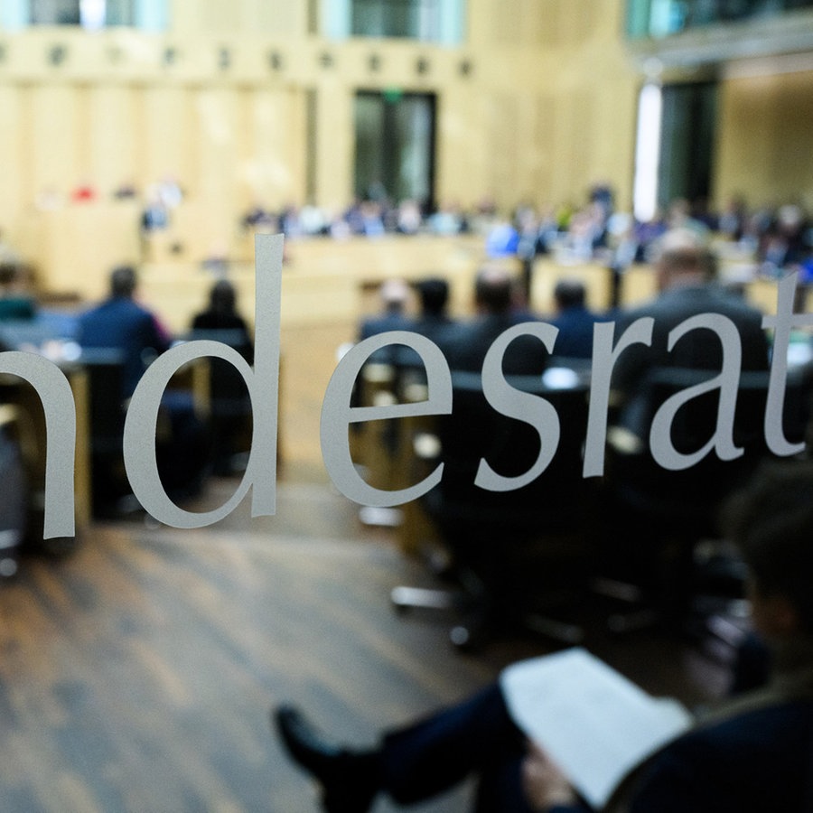 Die Abgeordneten sitzen während einer Plenarsitzung im Deutschen Bundesrat (Aufnahme durch eine Glascheibe). © dpa Foto: Bernd von Jutrczenka