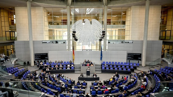 Blick in den Plenarsaal des Bundestags in Berlin während einer Sitzung. © picture alliance/dpa | Britta Pedersen Foto: Britta Pedersen