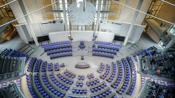Een zicht van bovenaf op de lege plenaire zaal van de Duitse Bondsdag in de Reichstag.  © dpa Foto: Kay Nietfeld
