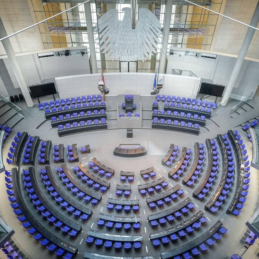 Ein Blick von oben auf den leeren Plenarsaal des Deutschen Bundestages im Reichstag. © dpa Foto: Kay Nietfeld