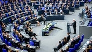Bundespräsident Frank-Walter Steinmeier bei seiner Rede in der Gedenkstunde zum 80. Jahrestag des Endes des Zweiten Weltkriegs im Deutschen Bundestag. © dpa Foto: Kay Nietfeld