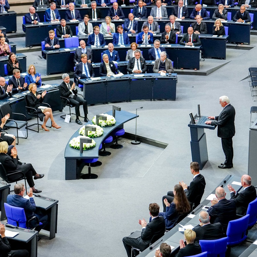 Bundespräsident Frank-Walter Steinmeier bei seiner Rede in der Gedenkstunde zum 80. Jahrestag des Endes des Zweiten Weltkriegs im Deutschen Bundestag. © dpa Foto: Kay Nietfeld