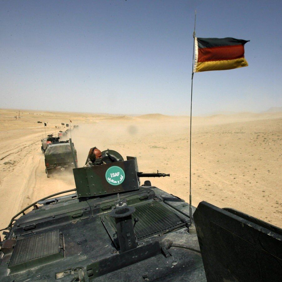 Eine Fahrzeug-Kolonne der deutschen schnellen Eingreiftruppe (Quick Reaction Force, QRF) rollt am Dienstag (01.07.2008) im Marmal-Gebirge bei Masar-i-Scharif zu einer Übung. © picture-alliance Foto: Maurizio Gambarini