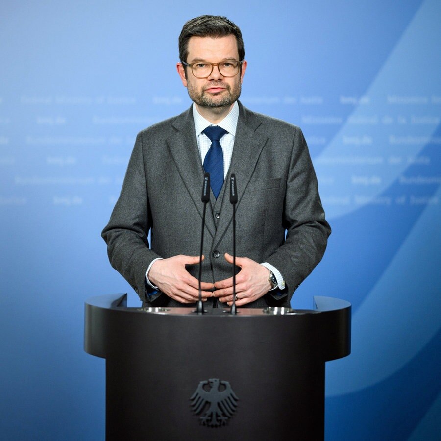 Bundesminister der Justiz, Marco Buschmann (FDP), äußert sich bei einer Pressekonferenz im Bundesjustizministerium zur Einigung der Koalitionsfraktionen zur Datenspeicherung (Quick Freeze) und der Mietpreisbremse. © dpa Foto: Bernd von Jutrczenka