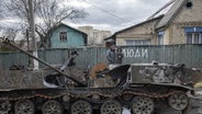 Zerstörter russischer Panzer in Butscha in der Ukraine © picture alliance Foto: Narciso